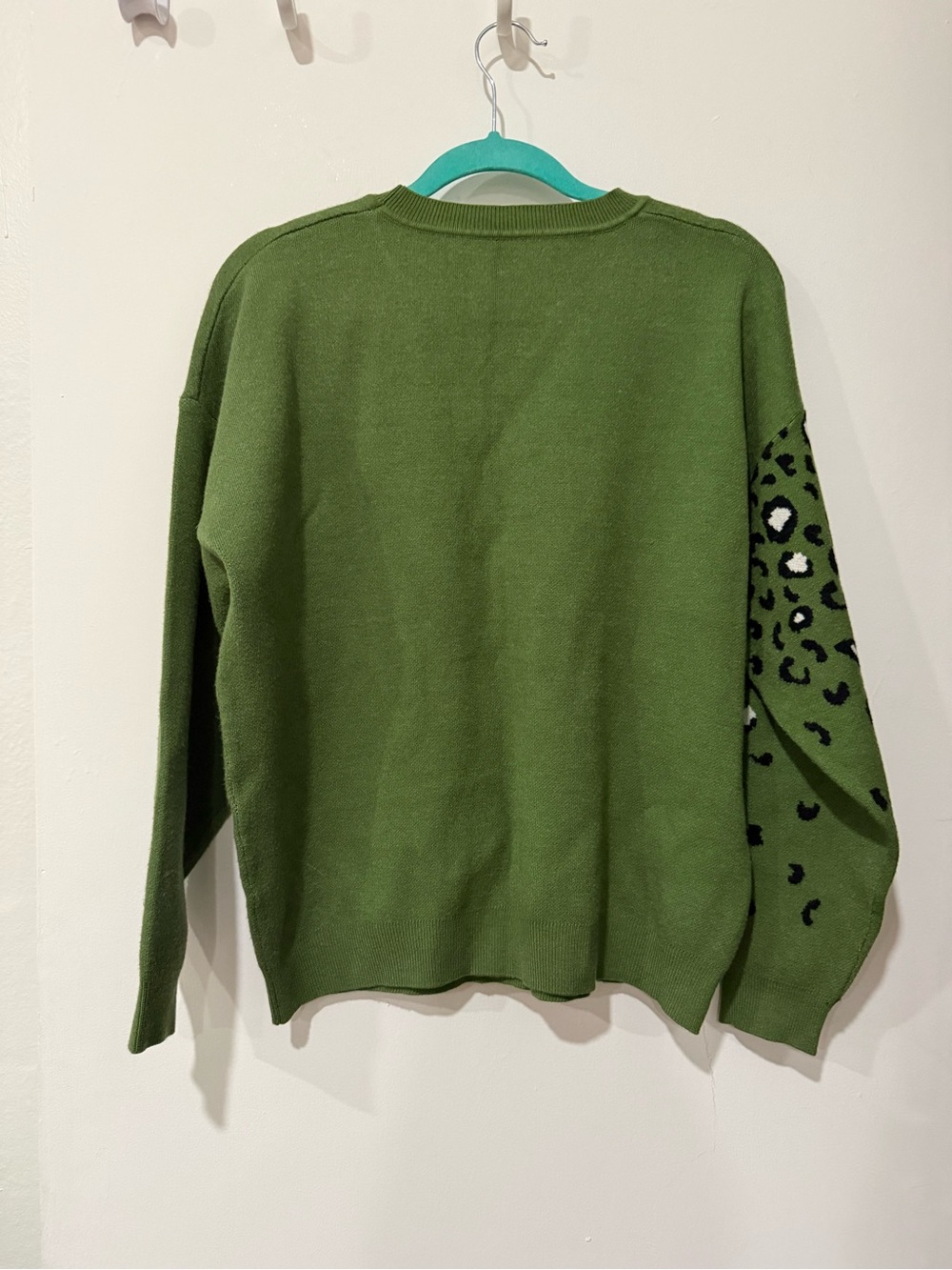 Women’s Green Leopard Intarsia Crewneck Sweater - Picture 3 of 3